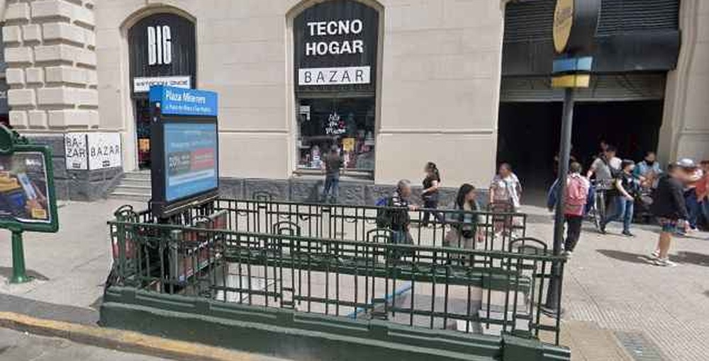 Acceso a la estación Plaza Miserere de la Línea A, con barandas verdes y peatones en Once, para ilustrar la noticia sobre el cierre de dos ingresos por obras.