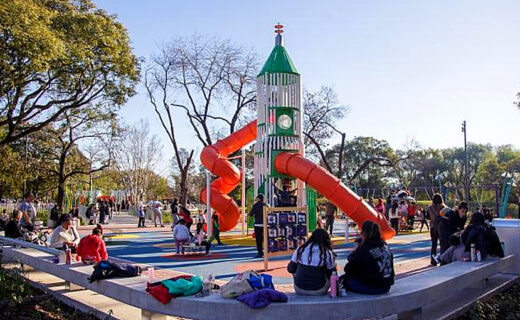Familias disfrutan del sector de juegos del Parque de la Ciudad, donde se realizará un festejo gratuito de primavera.
