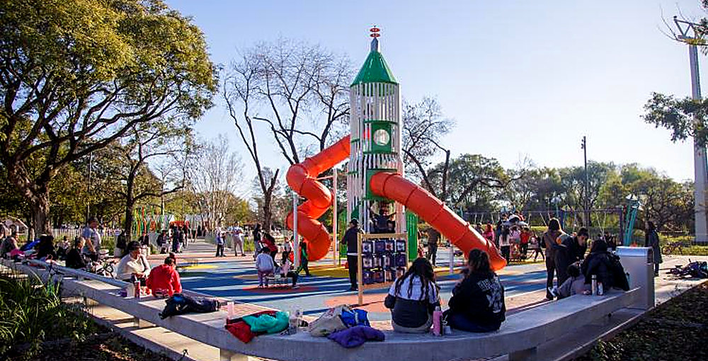 Familias disfrutan del sector de juegos del Parque de la Ciudad, donde se realizará un festejo gratuito de primavera.