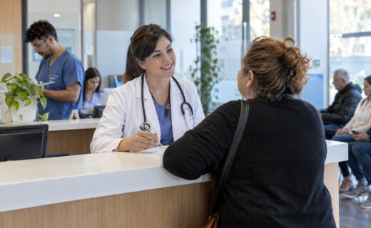 Profesional médica atiende a una vecina en un centro público de salud incorporado a la red del Programa Sumar+ en la Ciudad de Buenos Aires.