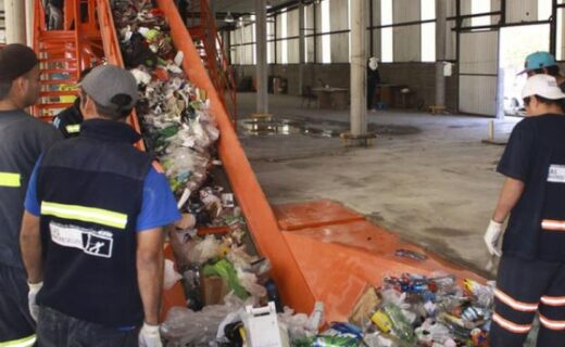 Recuperadores urbanos clasifican materiales reciclables en una cinta del Centro Verde de Núñez, en Buenos Aires.