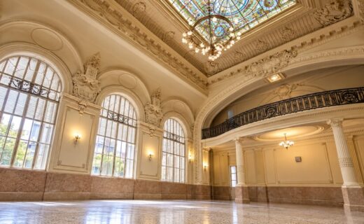 Salón de Actos restaurado del Colegio Mariano Moreno de Almagro, con su histórico vitral, ventanales y detalles arquitectónicos recuperados