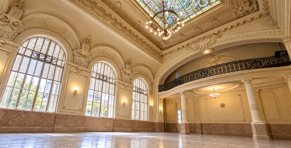 Salón de Actos restaurado del Colegio Mariano Moreno de Almagro, con su histórico vitral, ventanales y detalles arquitectónicos recuperados