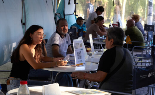Vecinos reciben asesoramiento en una mesa de atención del programa Más Servicios en tu Barrio.