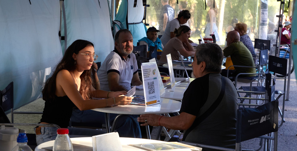 Vecinos reciben asesoramiento en una mesa de atención del programa Más Servicios en tu Barrio.