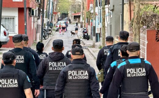 Operativo Tormenta Negra en CABA: efectivos de la Policía de la Ciudad recorren un barrio durante el despliegue que, según el balance oficial, dejó 17 detenidos y 192 vehículos secuestrados.