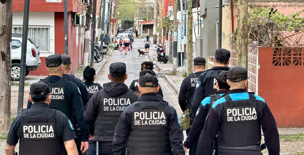 Operativo Tormenta Negra en CABA: efectivos de la Policía de la Ciudad recorren un barrio durante el despliegue que, según el balance oficial, dejó 17 detenidos y 192 vehículos secuestrados.