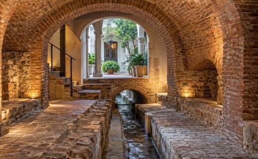 Pasajes subterráneos de ladrillo del Zanjón de Granados, debajo de una antigua casona de San Telmo.