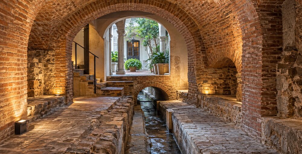 Pasajes subterráneos de ladrillo del Zanjón de Granados, debajo de una antigua casona de San Telmo.
