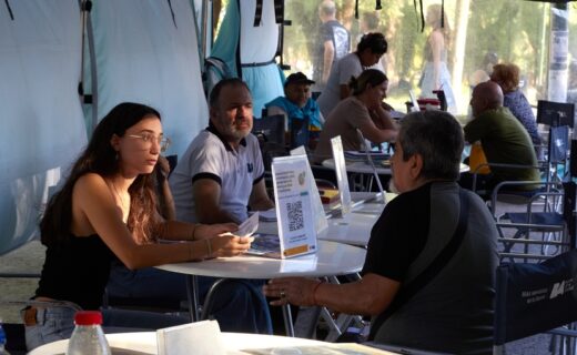 Equipos de BA Discapacidad asesoran a vecinos bajo una carpa, en una jornada de orientación sobre trámites, servicios y apoyos en CABA.