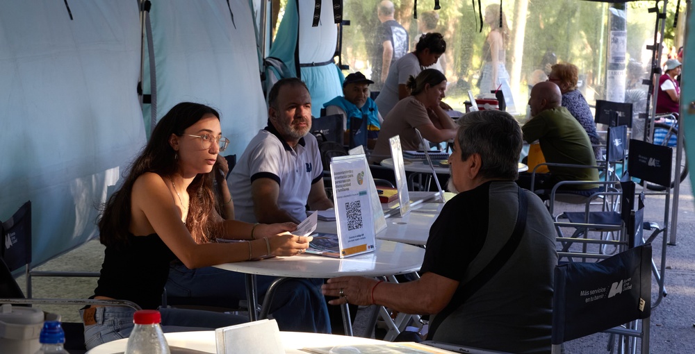 Equipos de BA Discapacidad asesoran a vecinos bajo una carpa, en una jornada de orientación sobre trámites, servicios y apoyos en CABA.