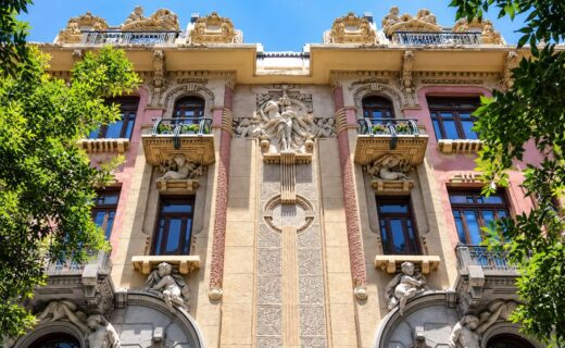 Casa Calise en Balvanera, obra de Virginio Colombo y referente del art nouveau porteño, con esculturas y balcones ornamentados sobre Hipólito Yrigoyen.