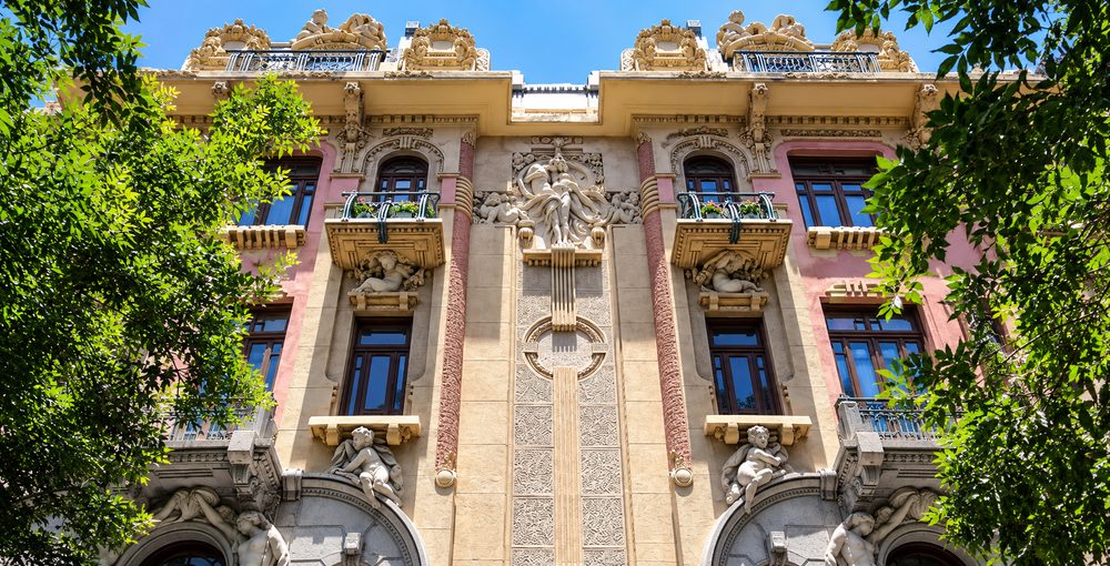 Casa Calise en Balvanera, obra de Virginio Colombo y referente del art nouveau porteño, con esculturas y balcones ornamentados sobre Hipólito Yrigoyen.
