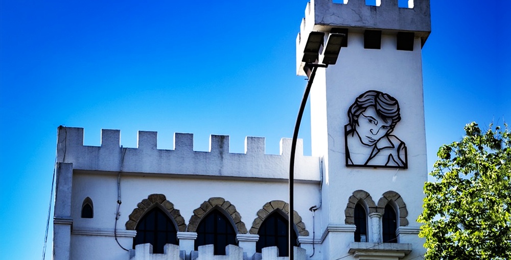 El castillo de Sandro en Boedo conserva la historia de su sueño musical y abre sus puertas con visitas guiadas en Cultural CAVA, avenida Pavón 3939.