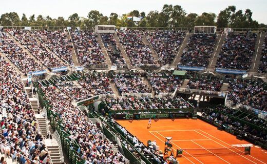 Tribunas con público y cancha de polvo de ladrillo del Buenos Aires Lawn Tennis Club, cuyo estadio cumple cien años en 2026.