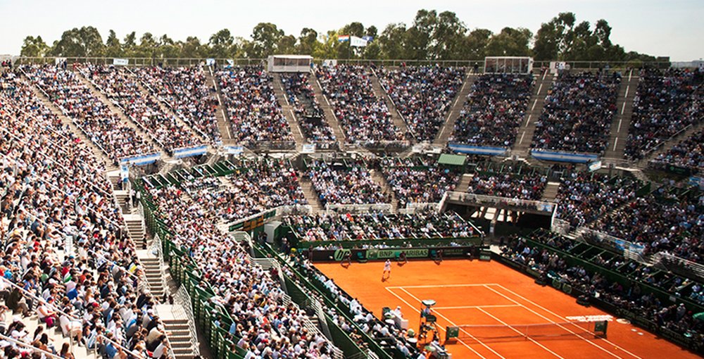 Tribunas con público y cancha de polvo de ladrillo del Buenos Aires Lawn Tennis Club, cuyo estadio cumple cien años en 2026.