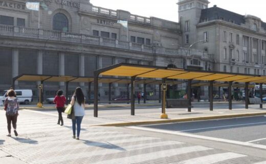 Paradores y cruce peatonal del Centro de Trasbordo de Retiro frente a la estación ferroviaria, en una fotografía de archivo del GCBA.