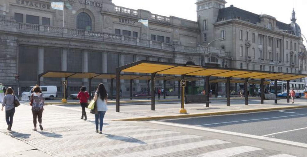 Paradores y cruce peatonal del Centro de Trasbordo de Retiro frente a la estación ferroviaria, en una fotografía de archivo del GCBA.