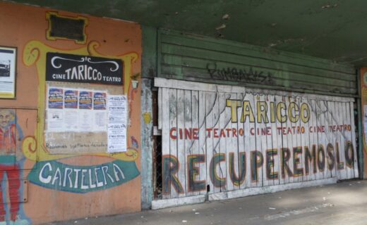 Frente del Cine Teatro Taricco de La Paternal, cuya recuperación como espacio cultural impulsan vecinos y organizaciones barriales.