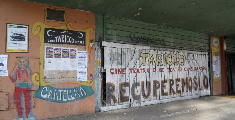 Frente del Cine Teatro Taricco de La Paternal, cuya recuperación como espacio cultural impulsan vecinos y organizaciones barriales.