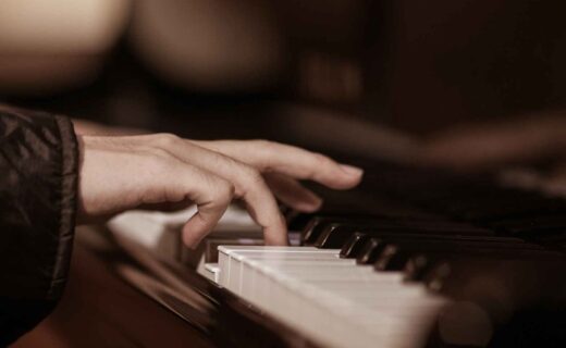 Concierto gratuito de piano de estudiantes del Conservatorio Astor Piazzolla en La Vidriera, en el Casco Histórico porteño.