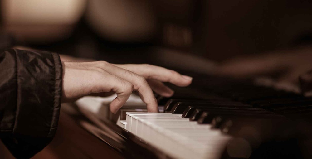 Concierto gratuito de piano de estudiantes del Conservatorio Astor Piazzolla en La Vidriera, en el Casco Histórico porteño.