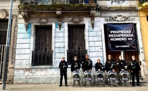 Desalojo de un conventillo en O’Brien y Salta, Constitución, clausurado por peligro de derrumbe tras detectarse problemas estructurales.