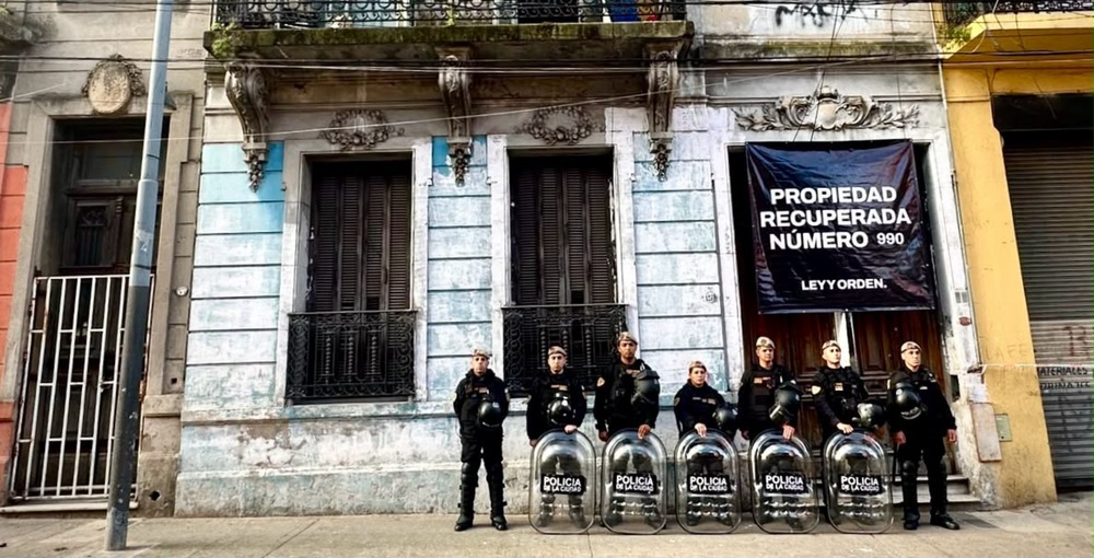 Desalojo de un conventillo en O’Brien y Salta, Constitución, clausurado por peligro de derrumbe tras detectarse problemas estructurales.