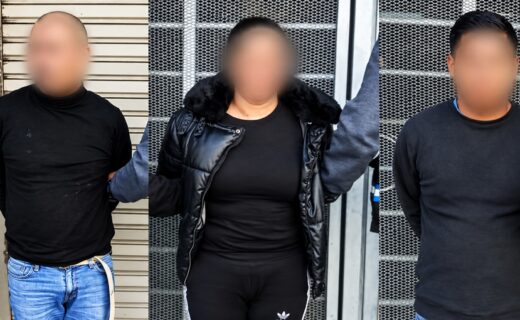 Tres personas detenidas, con los rostros difuminados, acusadas de intentar robar pertenencias de un automóvil estacionado en Mataderos.