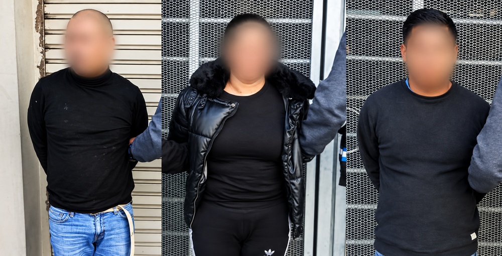Tres personas detenidas, con los rostros difuminados, acusadas de intentar robar pertenencias de un automóvil estacionado en Mataderos.