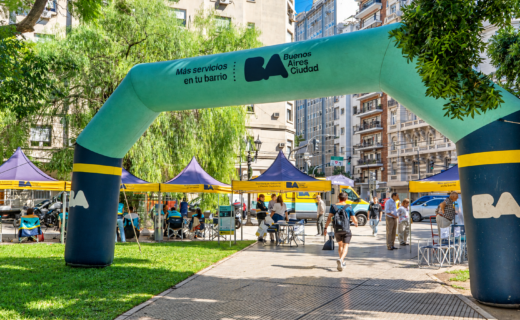 Vecinos y puestos de atención de “Más servicios en tu barrio” en una plaza porteña.
