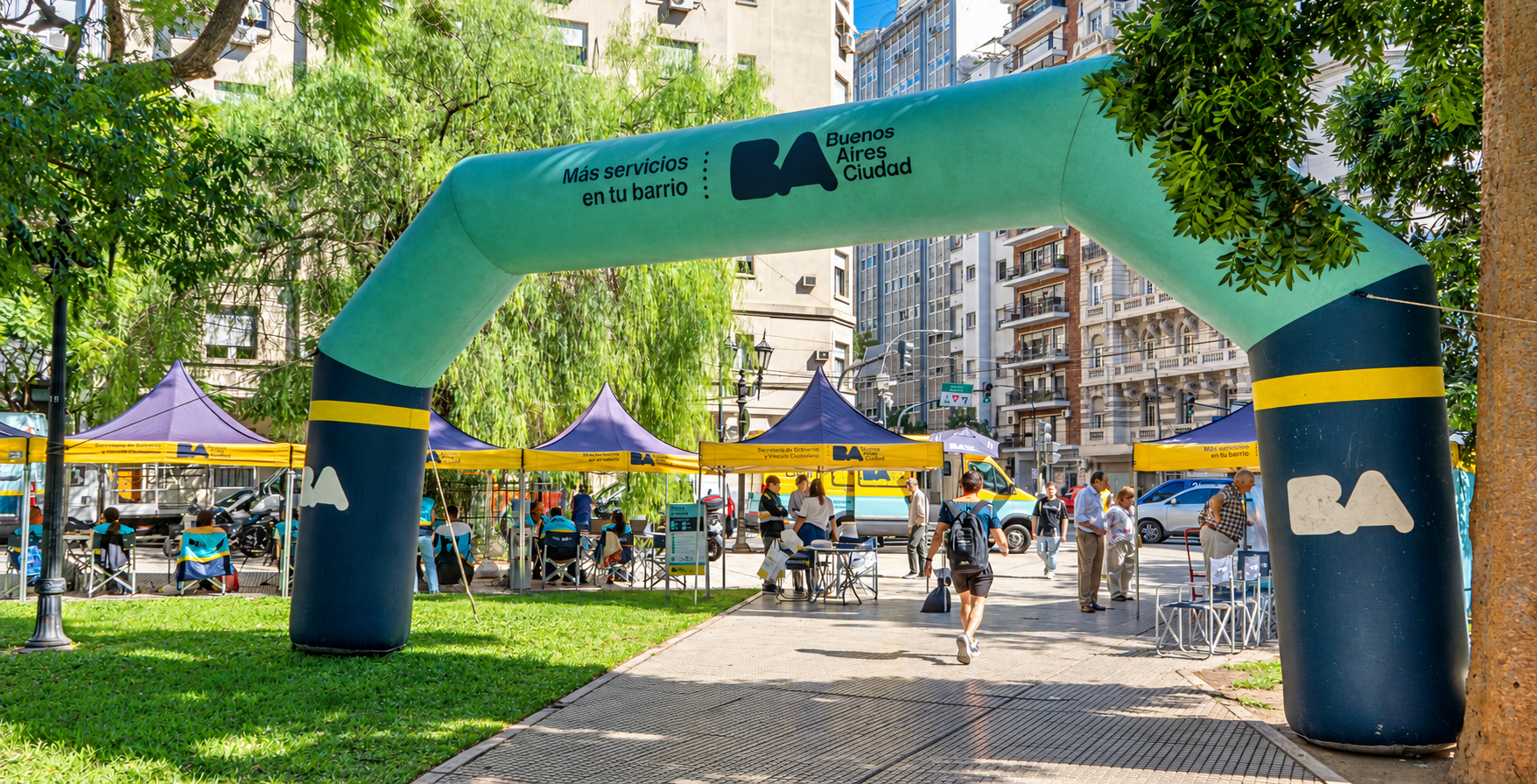 Vecinos y puestos de atención de “Más servicios en tu barrio” en una plaza porteña.