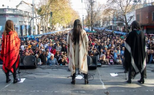 La Feria de Mataderos celebra 40 años de folklore, artesanías y gastronomía argentina, con espectáculos que reúnen al público en este tradicional paseo porteño.
