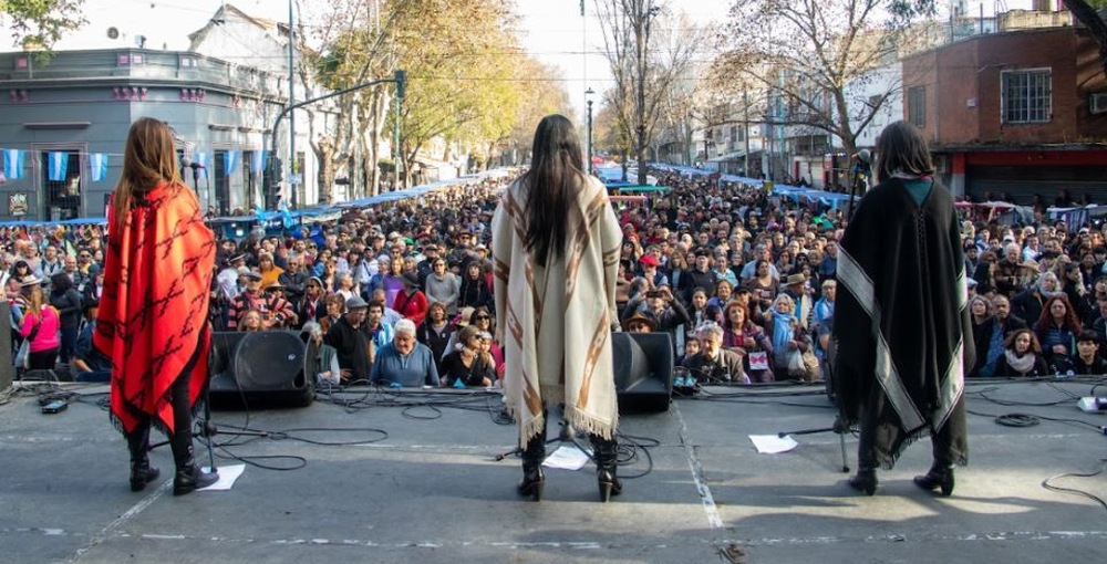 La Feria de Mataderos celebra 40 años de folklore, artesanías y gastronomía argentina, con espectáculos que reúnen al público en este tradicional paseo porteño.