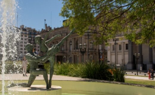 Escultura de Norma Fontenla y José Neglia en la fuente de Plaza Lavalle, con el Teatro Colón al fondo.
