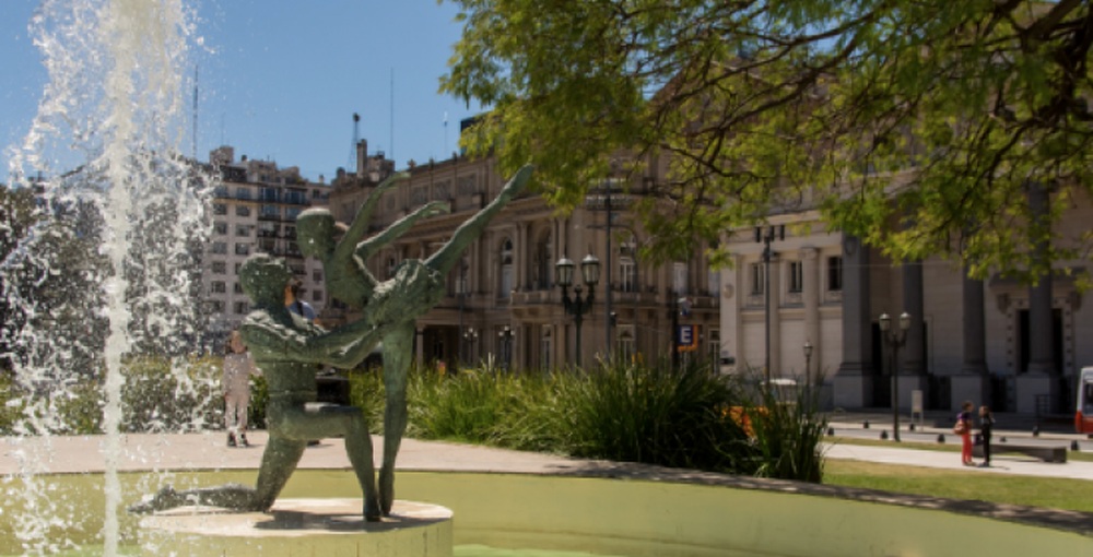 Escultura de Norma Fontenla y José Neglia en la fuente de Plaza Lavalle, con el Teatro Colón al fondo.