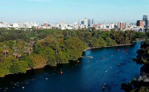 Vista aérea de nadadores en el Lago de Regatas de Palermo, sede de la largada de Ironman Buenos Aires.