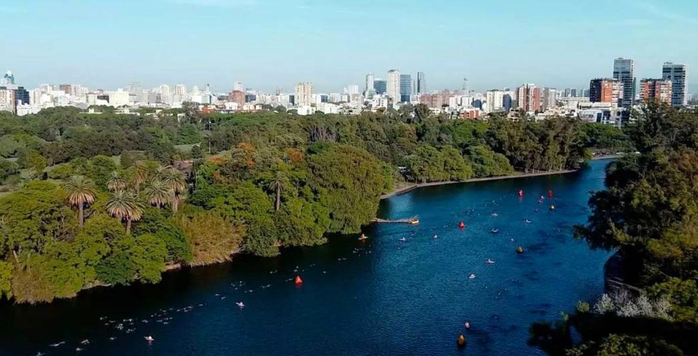 Vista aérea de nadadores en el Lago de Regatas de Palermo, sede de la largada de Ironman Buenos Aires.