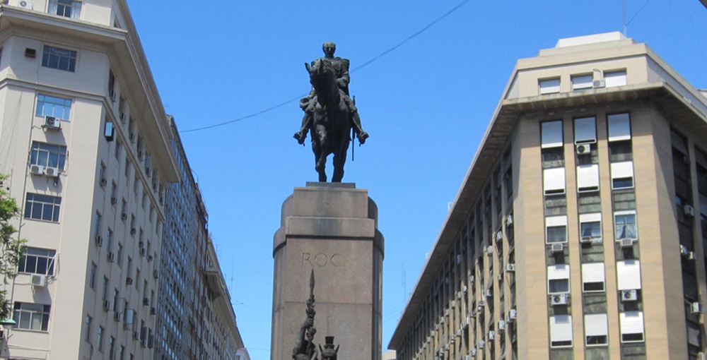 Monumento a Julio Argentino Roca en Diagonal Sur, Buenos Aires, una de las huellas porteñas del expresidente a 112 años de su fallecimiento.