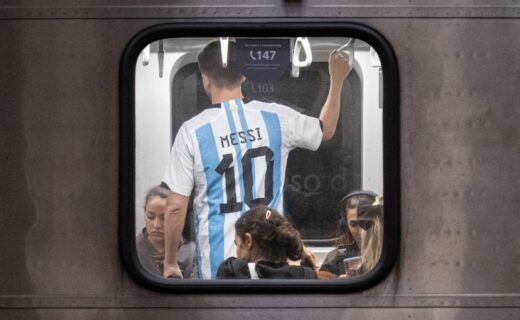 La Línea D extenderá su horario hasta la 1.30 para facilitar el regreso del partido de Argentina en River, con salidas desde Congreso de Tucumán y cuatro estaciones de descenso.