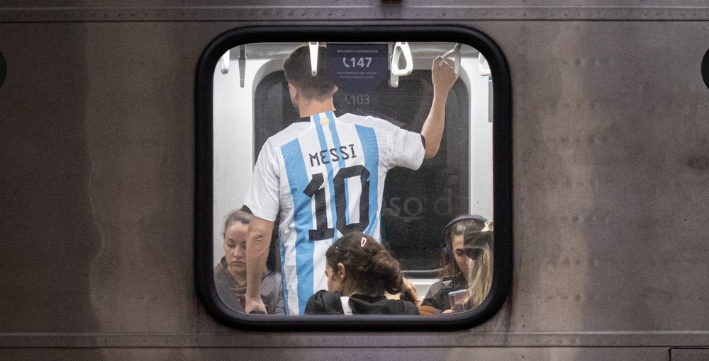 La Línea D extenderá su horario hasta la 1.30 para facilitar el regreso del partido de Argentina en River, con salidas desde Congreso de Tucumán y cuatro estaciones de descenso.