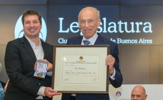 Luis Ovsejevich recibió la distinción de Ciudadano Ilustre de Buenos Aires por su aporte a la cultura, en una ceremonia realizada en la Legislatura porteña el 7 de octubre.