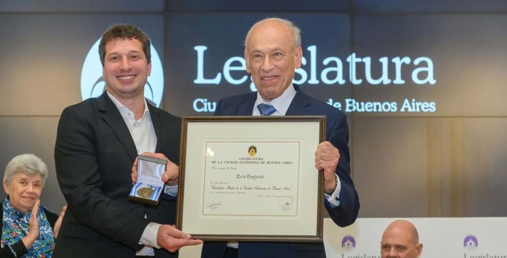 Luis Ovsejevich recibió la distinción de Ciudadano Ilustre de Buenos Aires por su aporte a la cultura, en una ceremonia realizada en la Legislatura porteña el 7 de octubre.