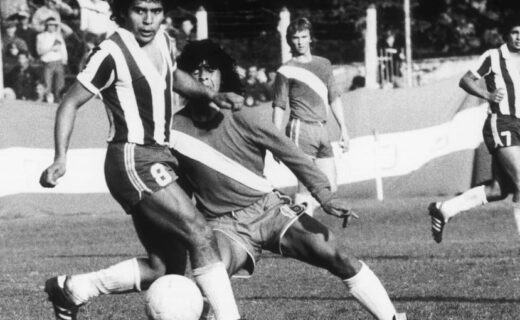 Diego Maradona disputa la pelota durante su debut en Argentinos Juniors frente a Talleres, el 20 de octubre de 1976.