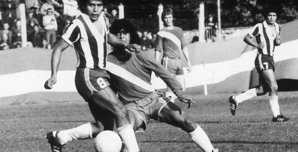 Diego Maradona disputa la pelota durante su debut en Argentinos Juniors frente a Talleres, el 20 de octubre de 1976.