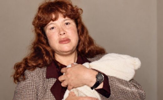 Mariela Muñoz sostiene a un bebé en una fotografía restaurada y colorizada para recordar su historia de maternidad, crianza y amor familiar.