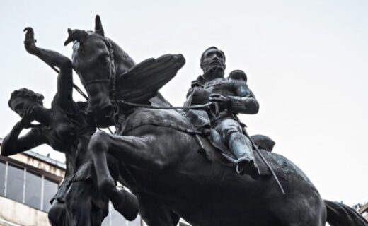 Monumento a Manuel Dorrego en Viamonte y Suipacha, obra de Rogelio Yrurtia que cumple cien años y es objeto de una intervención de conservación en el centro porteño.