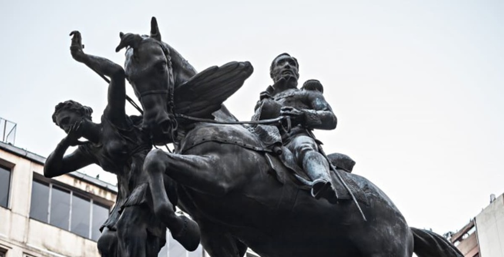 Monumento a Manuel Dorrego en Viamonte y Suipacha, obra de Rogelio Yrurtia que cumple cien años y es objeto de una intervención de conservación en el centro porteño.