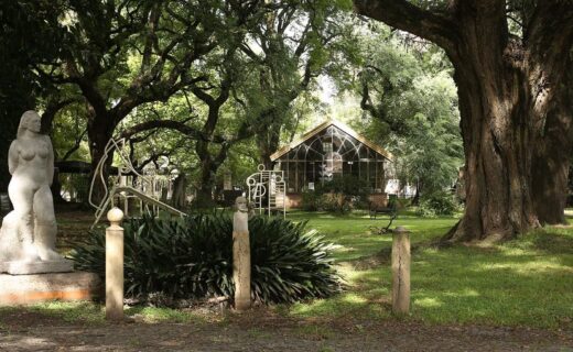 Jardín con esculturas del Museo de la Cárcova en Buenos Aires, que abrirá su Archivo y Biblioteca para acercar al público documentos y materiales de su historia.