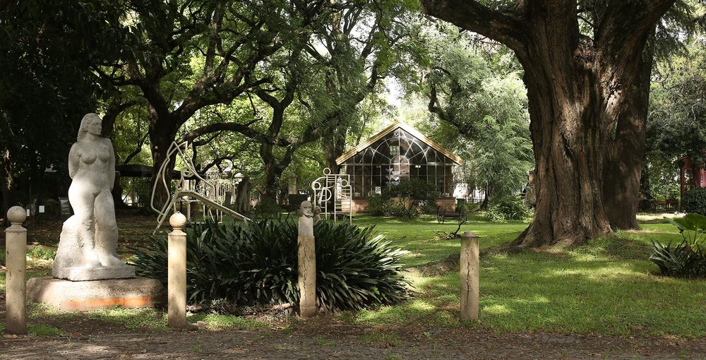 Jardín con esculturas del Museo de la Cárcova en Buenos Aires, que abrirá su Archivo y Biblioteca para acercar al público documentos y materiales de su historia.